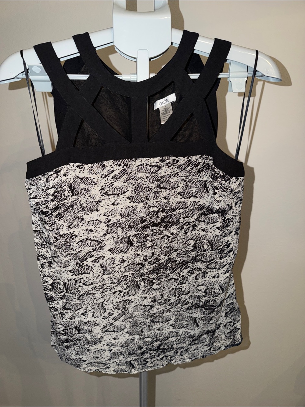 Cach’e Beautiful Vintage snake printed Elegant cut out blouse